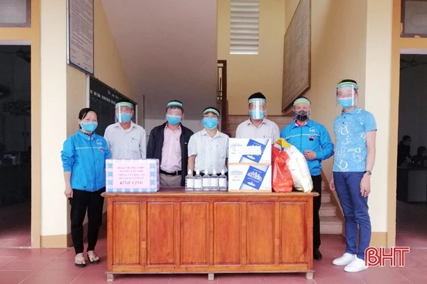 Xúc động với MV của giáo viên, học sinh Hà Tĩnh ca ngợi chiến sĩ ngành y nơi tuyến đầu chống dịch