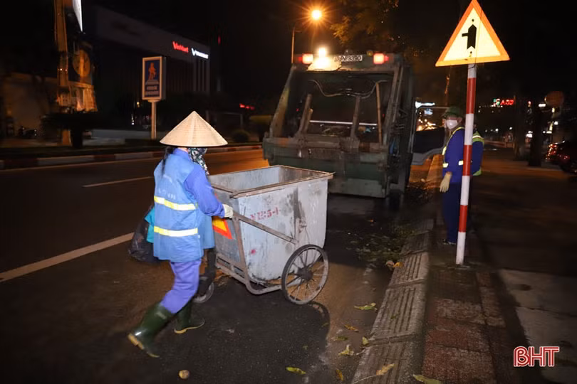 Những người thầm lặng làm đẹp phố phường Thành Sen mùa dịch Covid-19