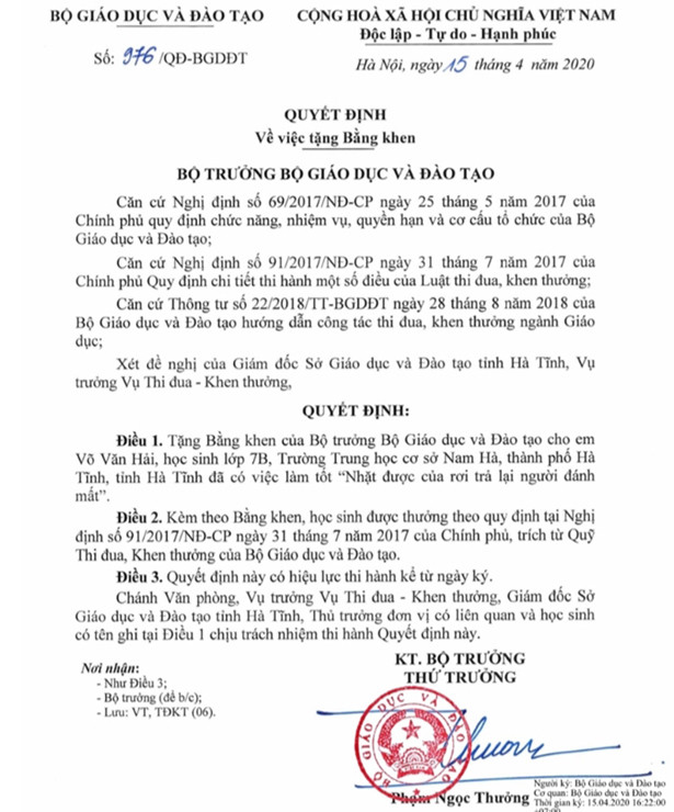 Bộ trưởng Bộ GD&ĐT tặng bằng khen cho nam sinh lớp 7 ở Hà Tĩnh trả lại 50 triệu đồng nhặt được cho người đánh rơi