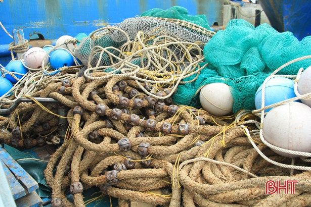 Biên phòng Hà Tĩnh bắt giữ 2 tàu giã cào Nghệ An khai thác trái quy định