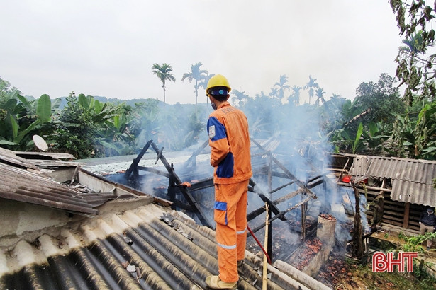 “Bà hỏa” thiêu rụi ngôi nhà gỗ 3 gian ở huyện miền núi Hà Tĩnh