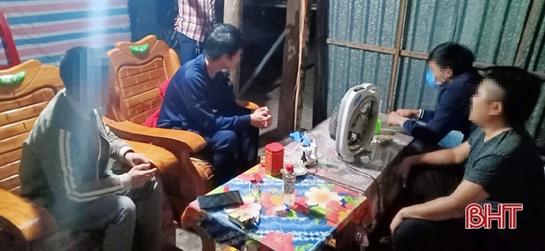 Bắt 4 đối tượng rủ nhau “đập đá” trong mùa dịch Covid-19