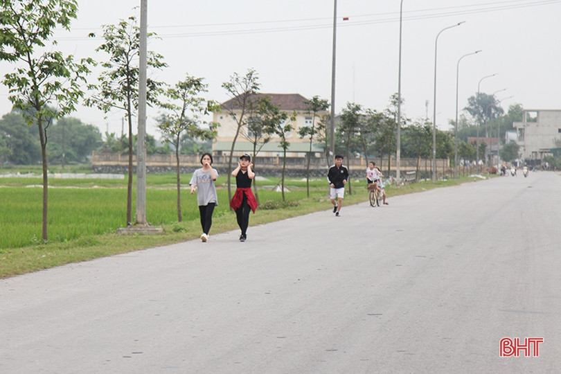 Điểm công cộng vắng vẻ, người dân Hà Tĩnh “tràn” ra đường đi thể dục