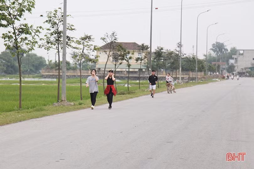 Điểm công cộng vắng vẻ, người dân Hà Tĩnh “tràn” ra đường đi thể dục