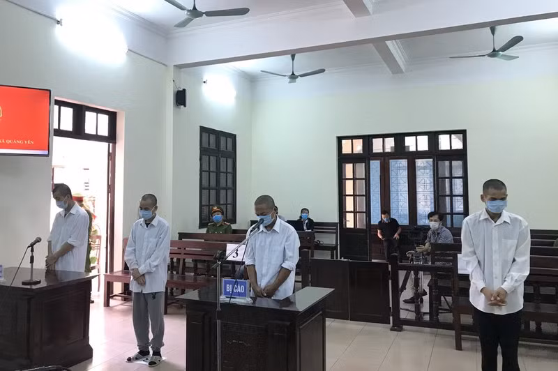 30 tháng tù giam cho 4 đối tượng hành hung cán bộ phòng dịch 