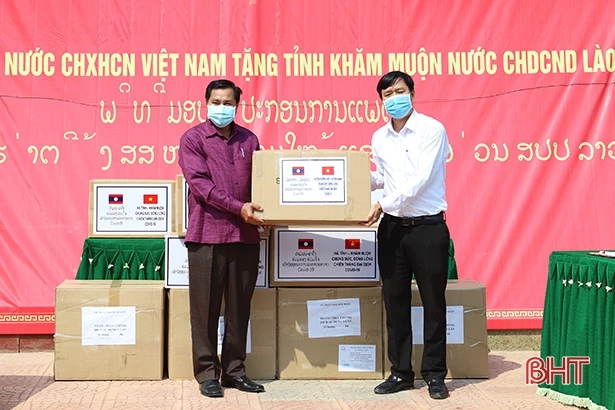 Tỉnh Khăm Muộn tiếp nhận hỗ trợ trang thiết bị y tế trị giá 500 triệu đồng của tỉnh Hà Tĩnh