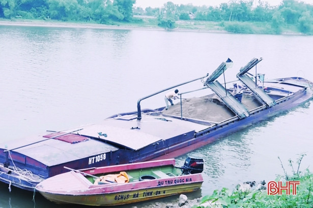 Bắt sà lan khai thác cát trái phép trên sông Ngàn Sâu