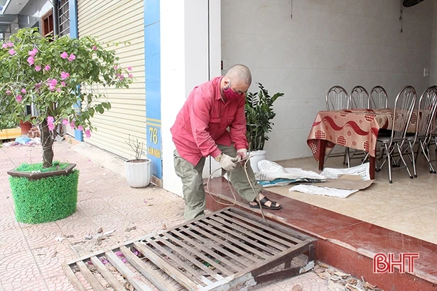 Tiểu thương Hà Tĩnh sửa soạn hàng quán, chờ ngày mở cửa