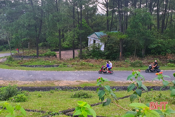 Kéo nhau lên núi Hồng Lĩnh “giải nhiệt” bất chấp lệnh cách ly xã hội