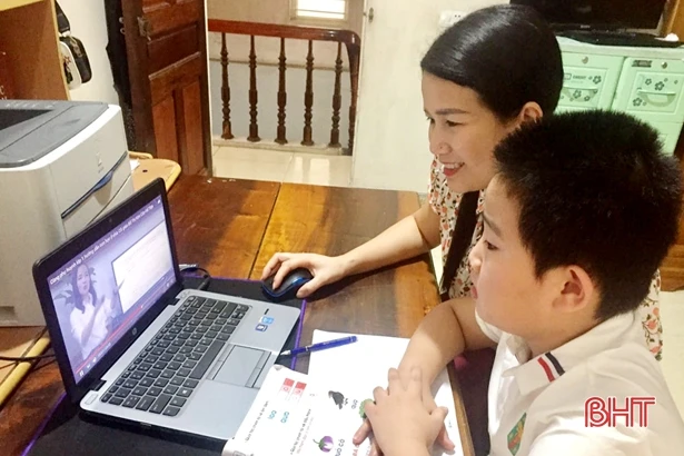 Giáo viên tiểu học đầu tiên ở Hà Tĩnh làm clip “Cùng phụ huynh lớp 1 hướng dẫn con học ở nhà”