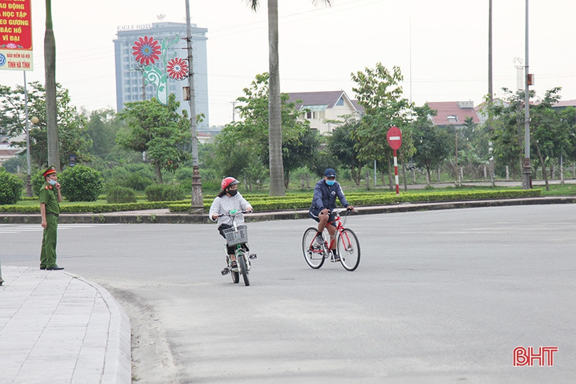 Điểm công cộng vắng vẻ, người dân Hà Tĩnh “tràn” ra đường đi thể dục