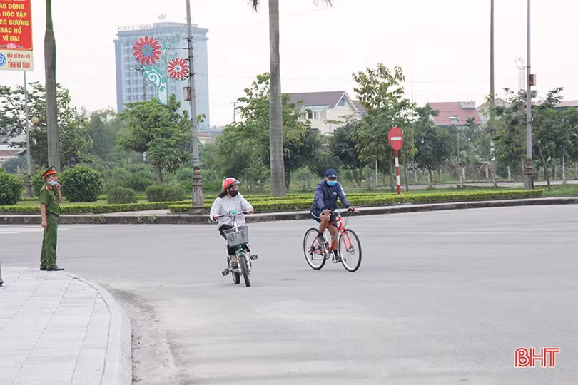 Điểm công cộng vắng vẻ, người dân Hà Tĩnh “tràn” ra đường đi thể dục