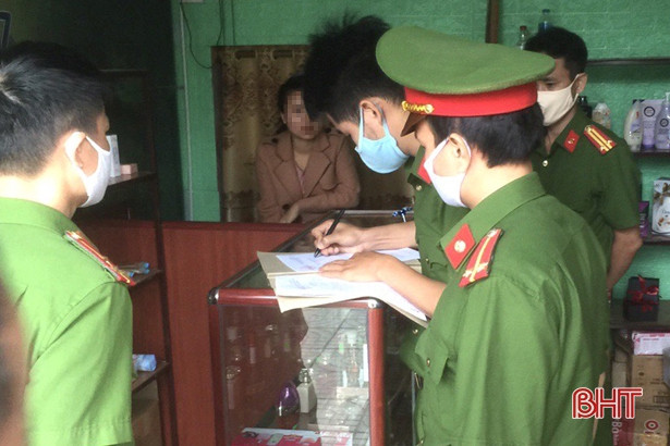 Lập biên bản đề nghị xử phạt 5 trường hợp vi phạm giãn cách xã hội ở TX Hồng Lĩnh