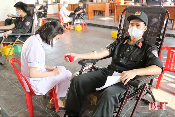 160 cán bộ, chiến sỹ Tiểu đoàn cảnh sát cơ động số 2 tham gia hiến máu tình nguyện