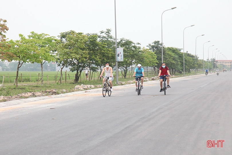 Điểm công cộng vắng vẻ, người dân Hà Tĩnh “tràn” ra đường đi thể dục