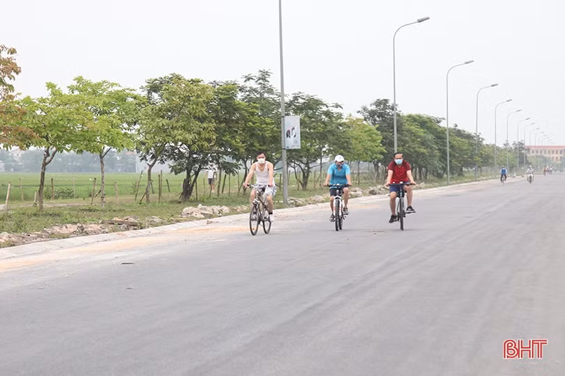 Điểm công cộng vắng vẻ, người dân Hà Tĩnh “tràn” ra đường đi thể dục