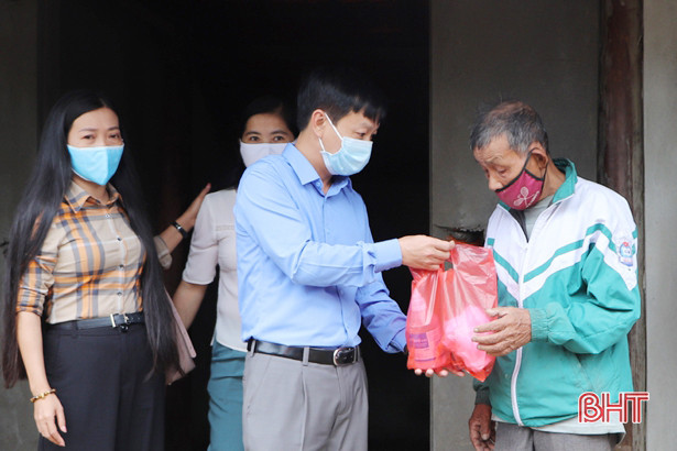 1.190 hộ khó khăn ở Vũ Quang được hỗ trợ dụng cụ y tế phòng chống dịch