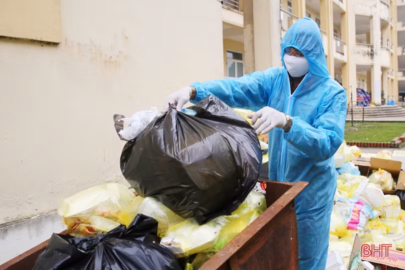 Thầm lặng làm sạch khu cách ly sau khi bàn giao 563 công dân ở Đại học Hà Tĩnh