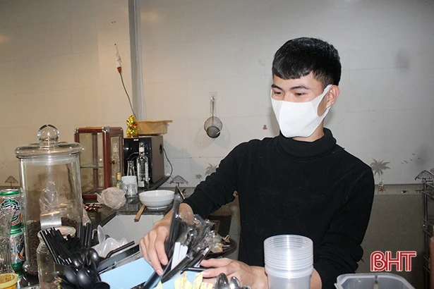 Tiểu thương Hà Tĩnh sửa soạn hàng quán, chờ ngày mở cửa