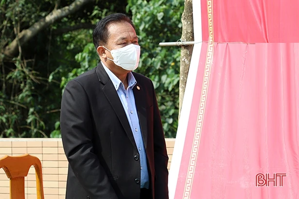 Tỉnh Khăm Muộn tiếp nhận hỗ trợ trang thiết bị y tế trị giá 500 triệu đồng của tỉnh Hà Tĩnh