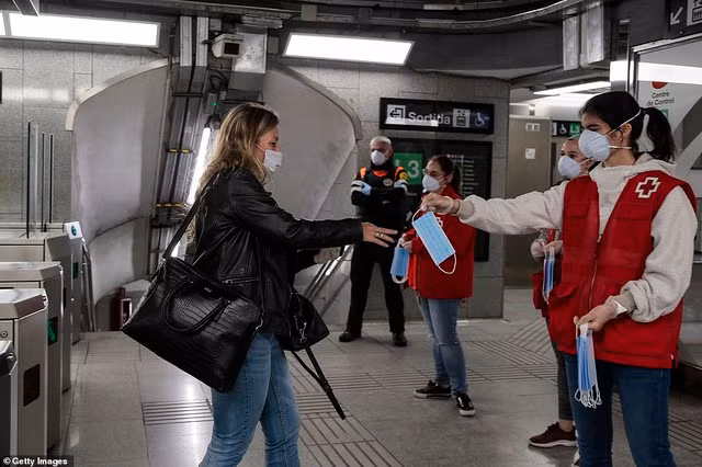 Châu Âu rón rén mở cửa