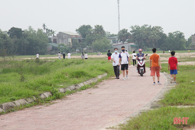 Điểm công cộng vắng vẻ, người dân Hà Tĩnh “tràn” ra đường đi thể dục