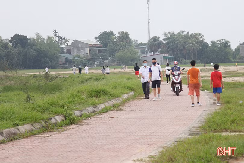 Điểm công cộng vắng vẻ, người dân Hà Tĩnh “tràn” ra đường đi thể dục