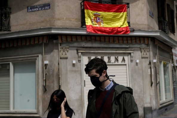Người dân đeo khẩu trang tại Madrid. Ảnh: Reuters. Số người chết vì Covid-19 trên toàn cầu vượt 155.000
