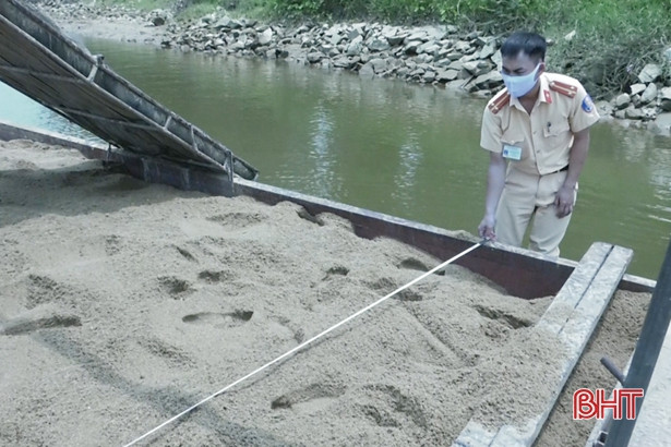 Bắt sà lan khai thác cát trái phép trên sông Ngàn Sâu