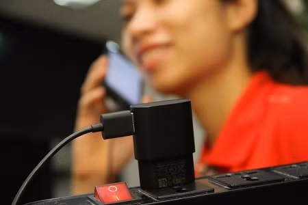 Không nên vừa nghe điện thoại vừa sạc pin.