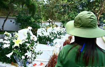 Bên mộ 10 nữ liệt sỹ TNXP Ngã ba Đồng Lộc. Ảnh: vov.vn