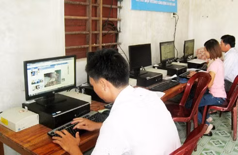 Nhân dân đến truy cập Internet tại Bưu điện văn hóa xã Thạch Trị (Thạch Hà). Nhân dân đến truy cập Internet tại Bưu điện văn hóa xã Thạch Trị (Thạch Hà).