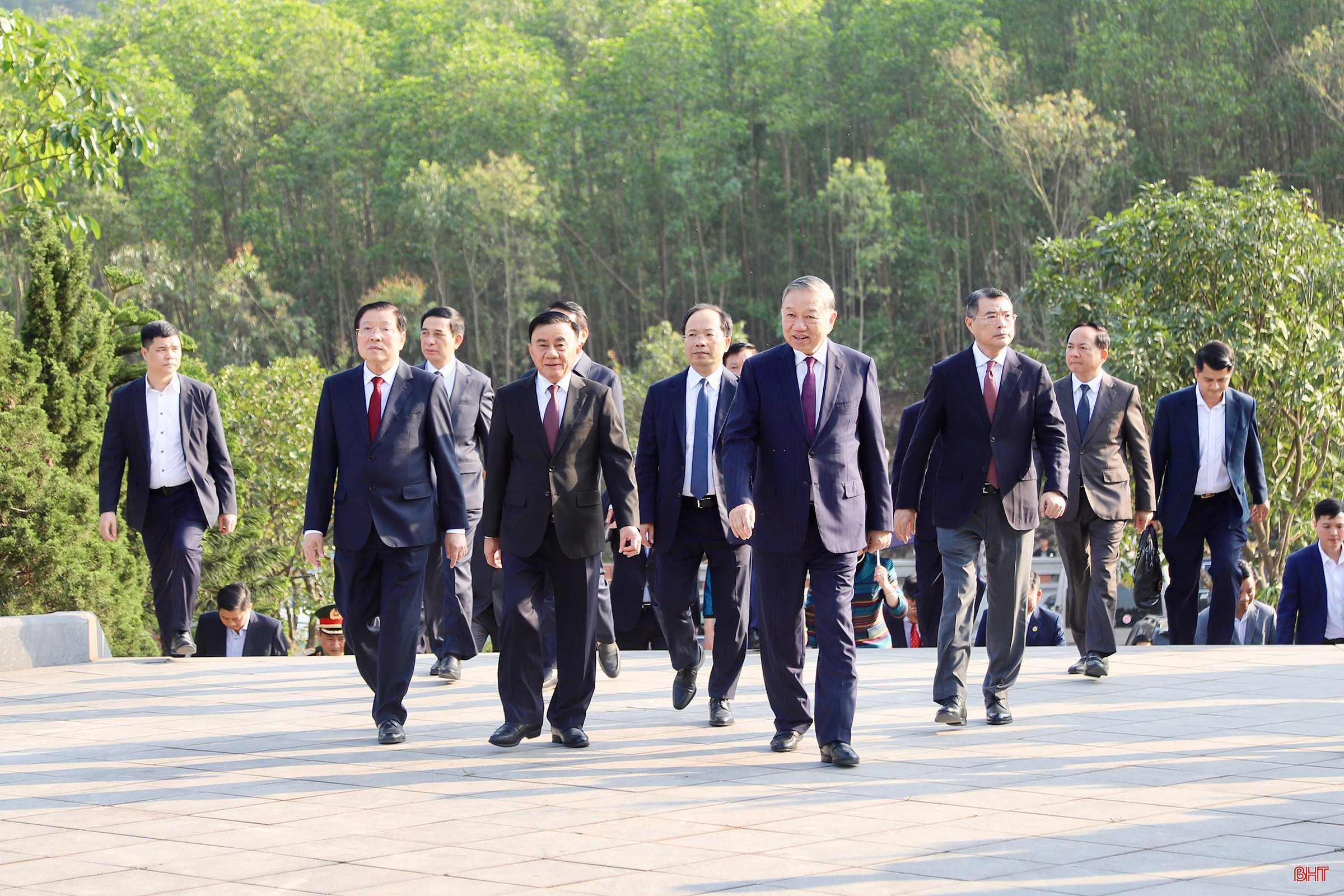 Tổng Bí thư Tô Lâm và đoàn đến dâng hương tại khu mộ cố Tổng Bí thư Hà Huy Tập.