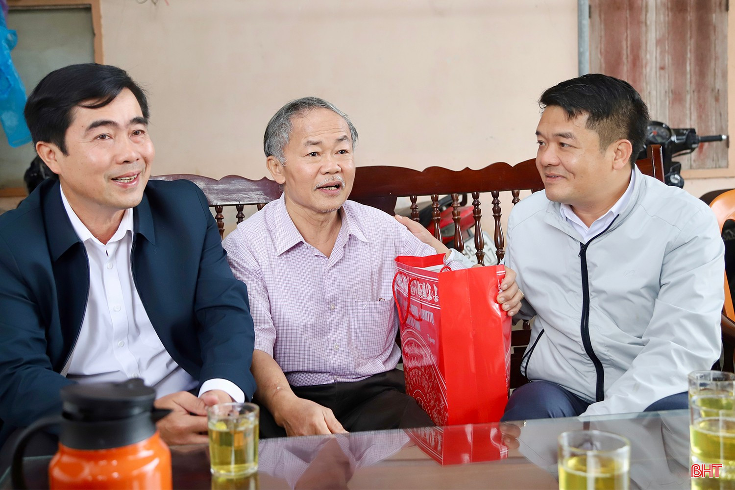 Trưởng ban Nội chính Tỉnh ủy Trần Nhật Tân và đoàn công tác thăm hỏi, tặng quà ông Phan Đức Khôi (SN 1953, thôn Vĩnh Xuân, xã Đồng Lộc) - thương binh 1/4.