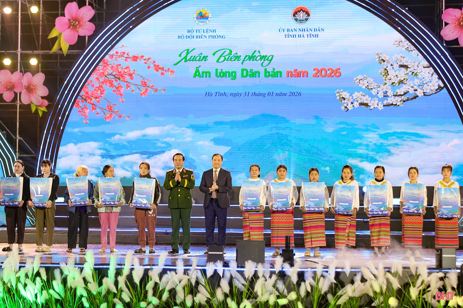 Thượng tướng Lê Đức Thái - Ủy viên BCH Trung ương Đảng, Ủy viên Quân ủy Trung ương, Thứ trưởng Bộ Quốc phòng; đồng chí Hoàng Trung Dũng - Ủy viên BCH Trung ương Đảng, Phó Trưởng ban Tổ chức Trung ương trao tặng 20 suất quà cho hộ nghèo.