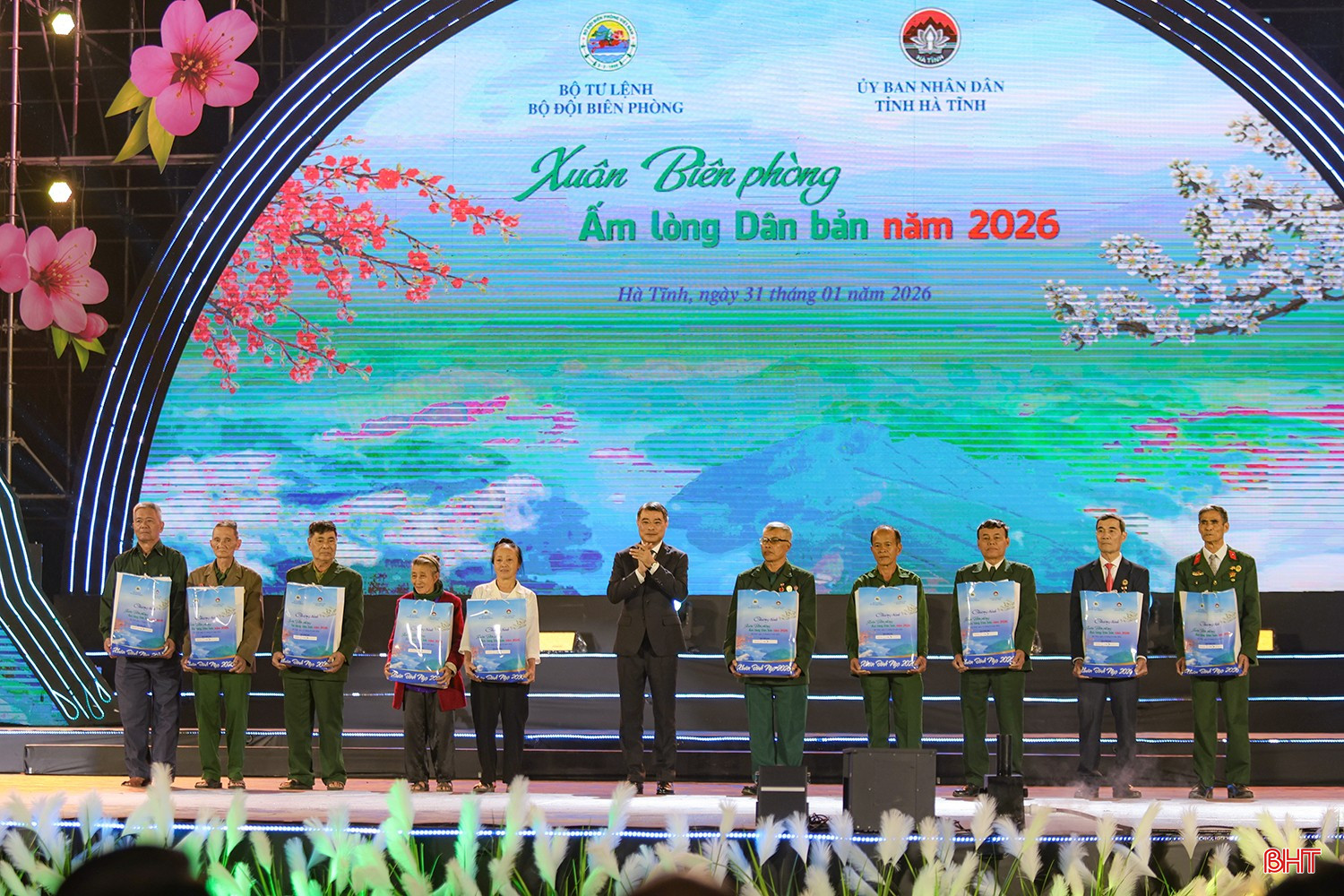 Đồng chí Lê Minh Hưng - Ủy viên Bộ Chính trị, Trưởng ban Tổ chức Trung ương trao 10 suất quà cho các gia đình chính sách trên địa bàn xã Hương Xuân.