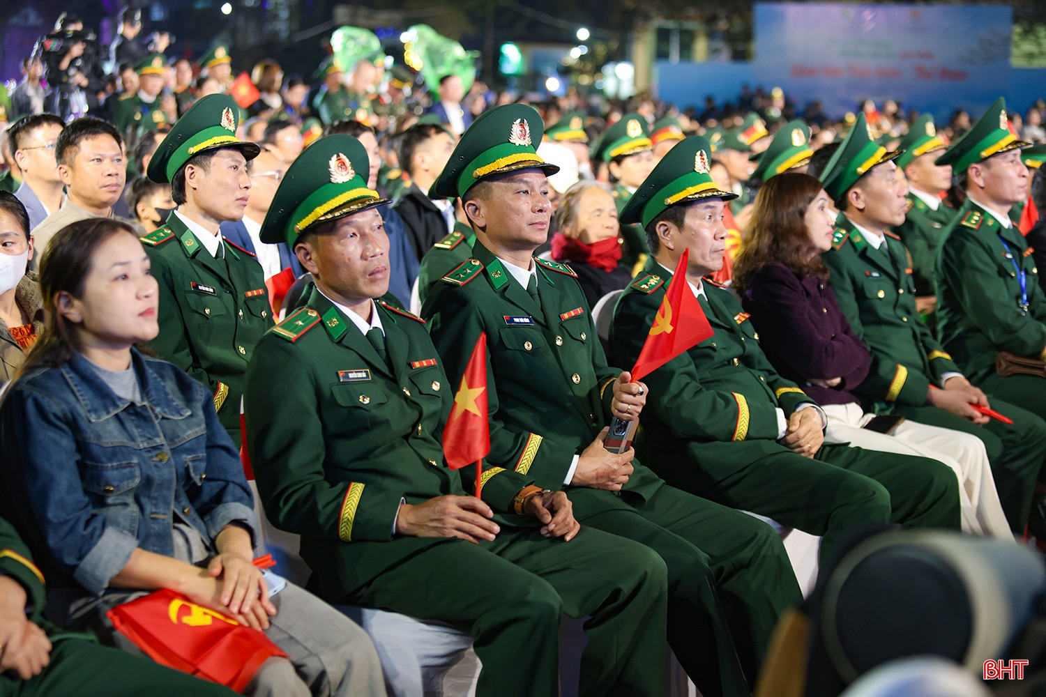 Đông đảo cán bộ, chiến sĩ và người dân đến tham dự chương trình.