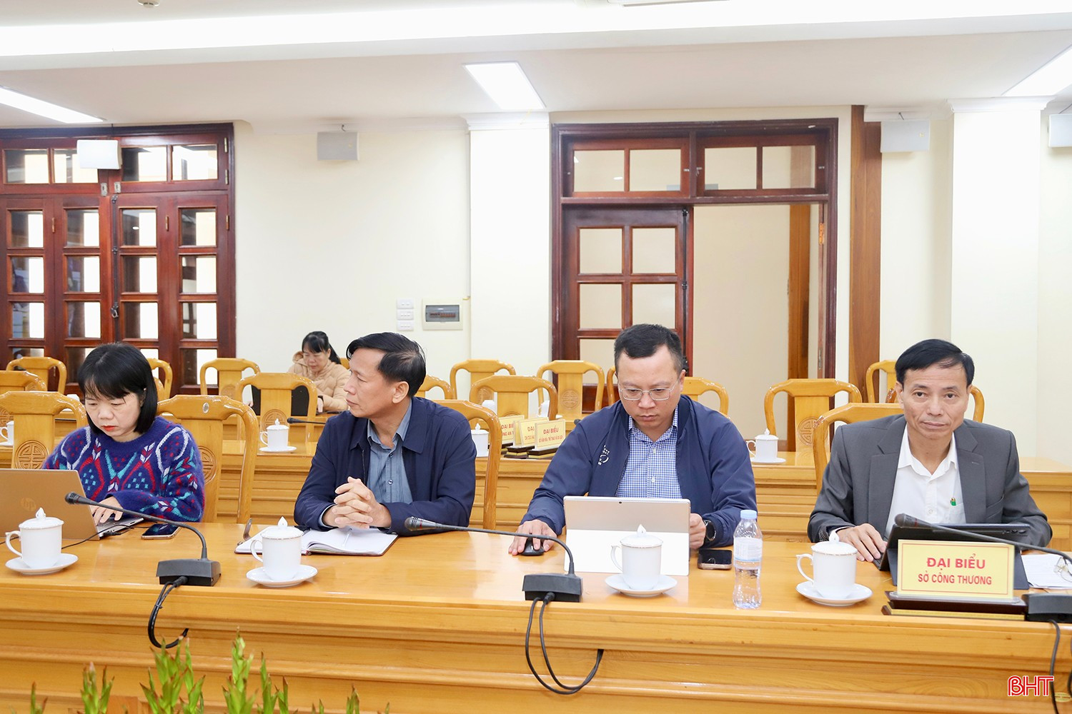 Đại biểu theo dõi hội nghị.