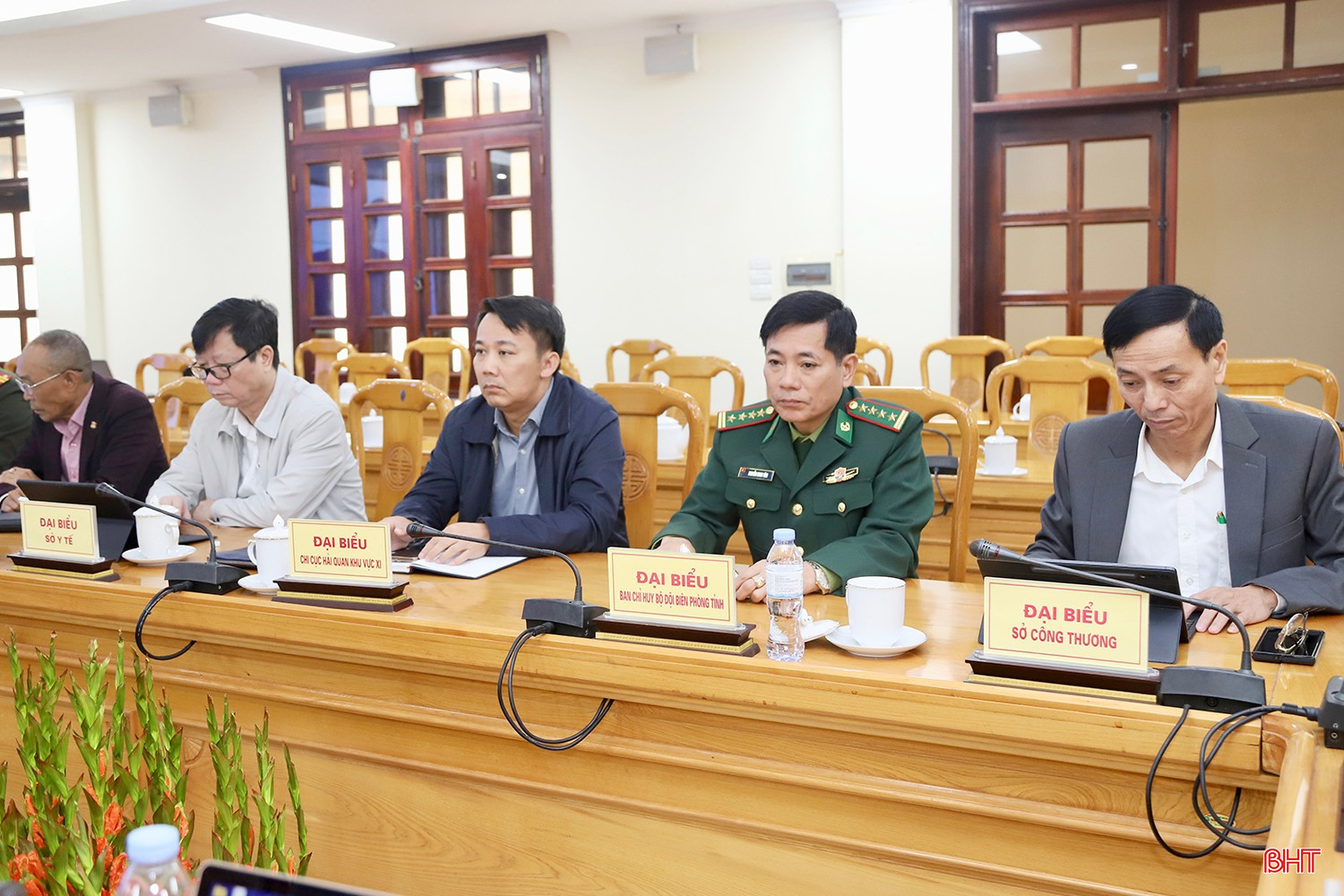 Đại biểu theo dõi hội nghị.