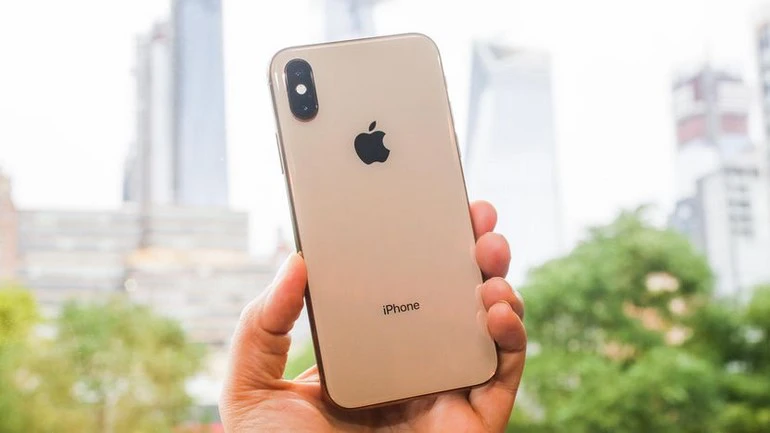 Lựa chọn những mẫu điện thoại chống thấm cho mùa hè