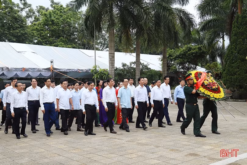 Đoàn công tác Ban Tổ chức Trung ương, tỉnh Hà Tĩnh dâng hương các anh hùng liệt sỹ tại Hà Giang