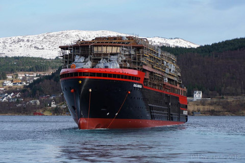 Du thuyền chạy bằng pin đầu tiên quyết chinh phục 2 đầu cực Trái Đất