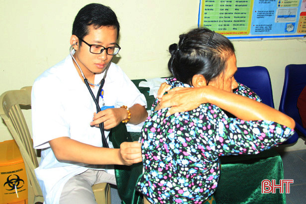 Khám, cấp thuốc miễn phí cho 200 đối tượng chính sách ở Nghi Xuân