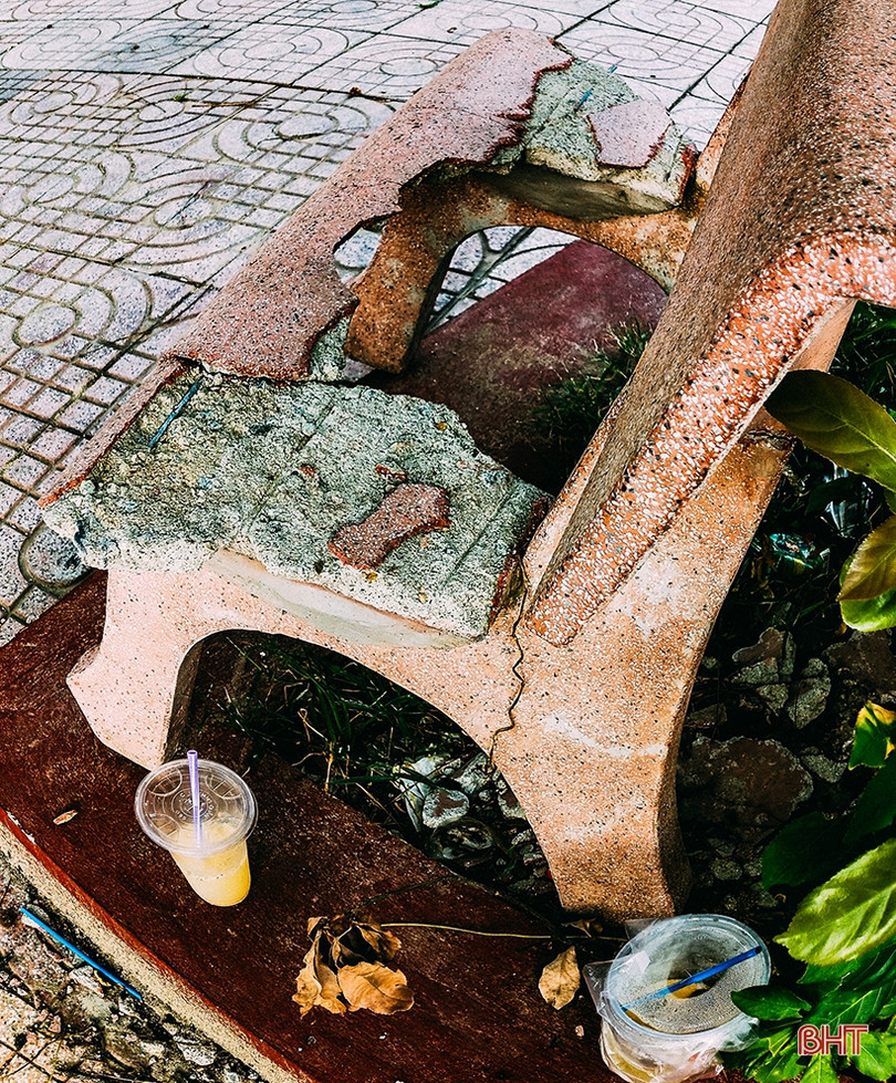 Những hình ảnh nhếch nhác, phản cảm ở quảng trường huyện Đức Thọ