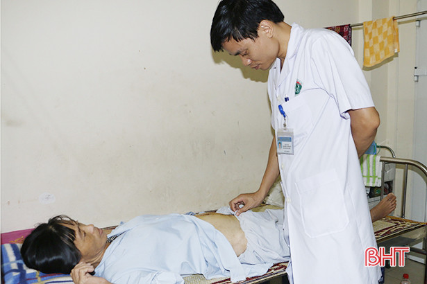 Cắt bỏ khối u xơ nặng gần 4kg trong tử cung bệnh nhân nữ