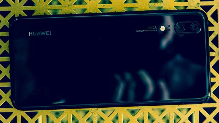 Lựa chọn những mẫu điện thoại chống thấm cho mùa hè