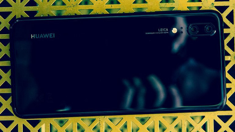 Lựa chọn những mẫu điện thoại chống thấm cho mùa hè