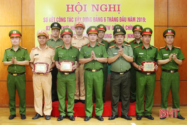 Công an TP Hà Tĩnh vinh danh 28 tập thể, cá nhân điển hình học và làm theo Bác