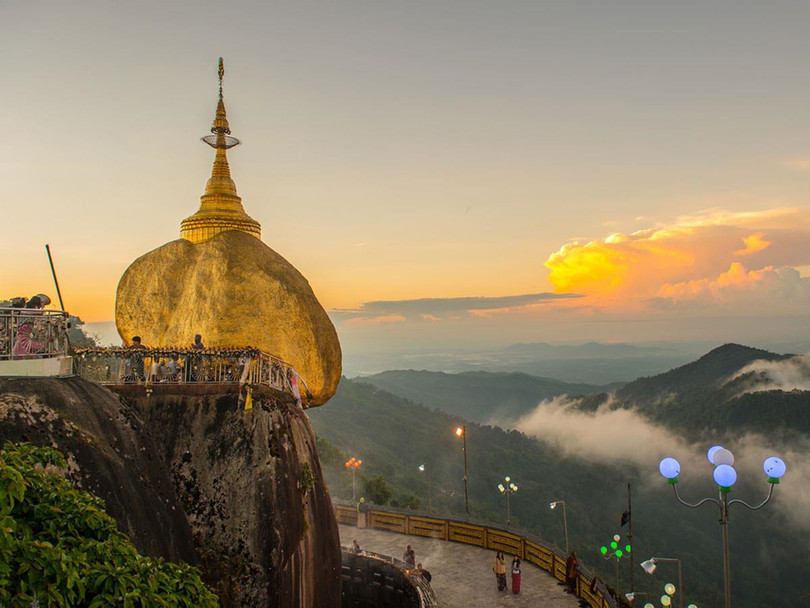 Độc đáo ngôi chùa đứng vững nghìn năm bên mép đá vàng