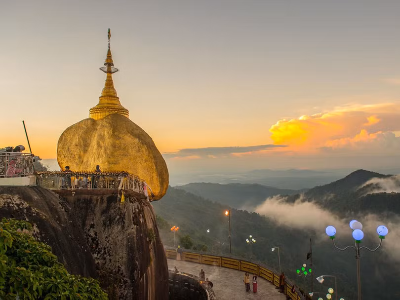 Độc đáo ngôi chùa đứng vững nghìn năm bên mép đá vàng